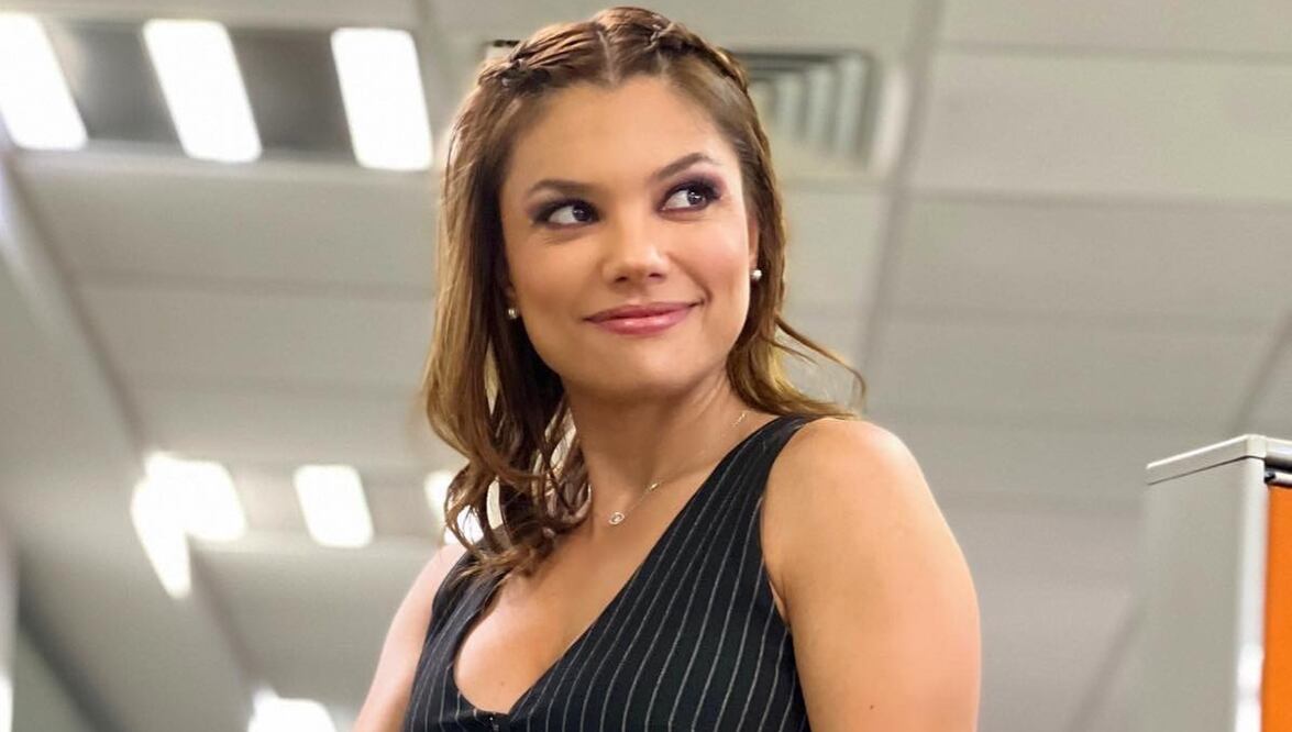 La presentadora lució una minifalda de cuero negro que enloqueció a sus fans. Fuente: Instagram @tabatajaliloficial