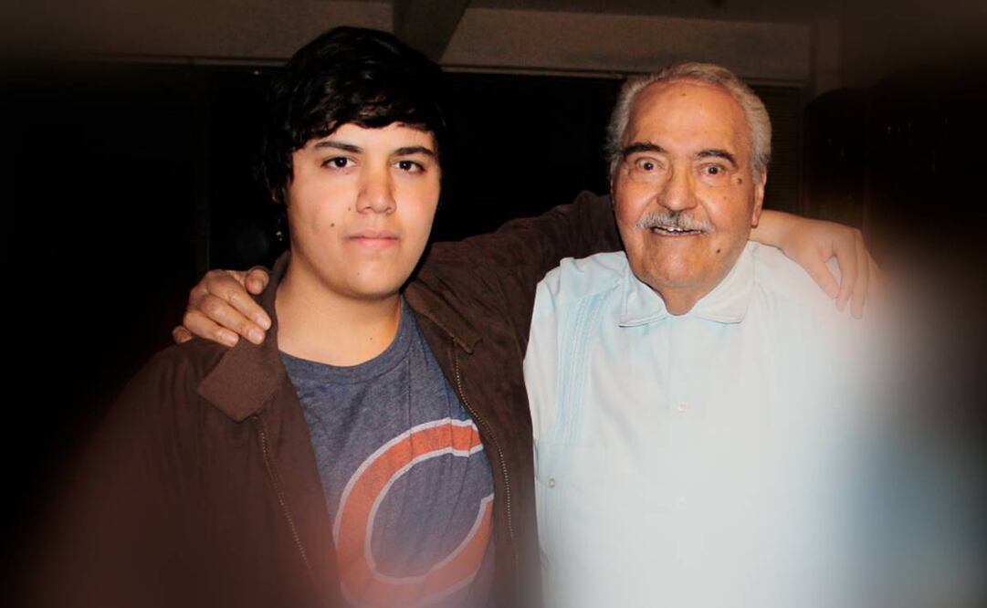 Capulina con su nieto Oliver Henaine. Foto: Cortesía Oliver Henaine.