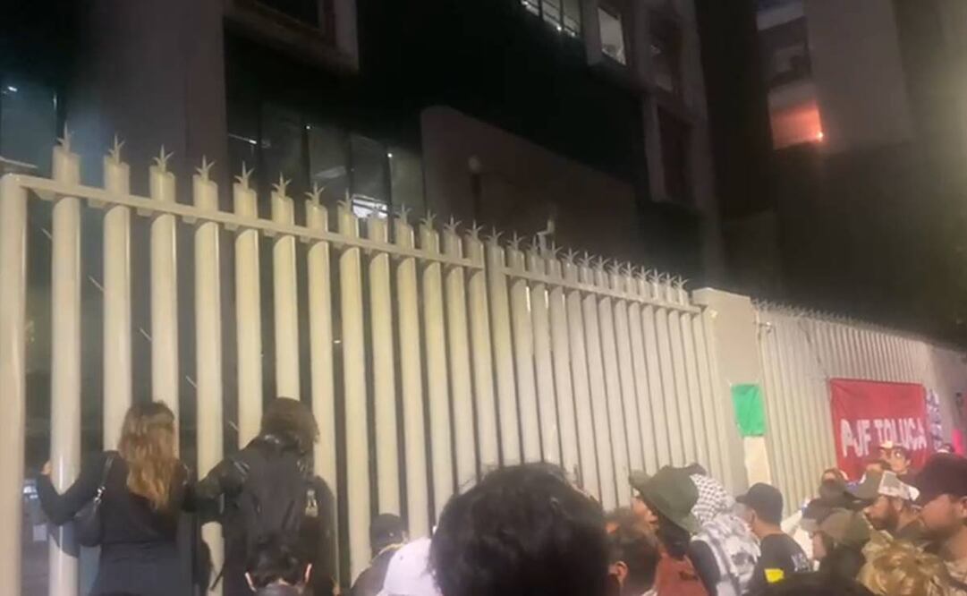 Trabajadores del Poder Judicial suben a la barda del Consejo de la Judicatura, exigen que se atiendan sus demandas. Foto: Captura de pantalla