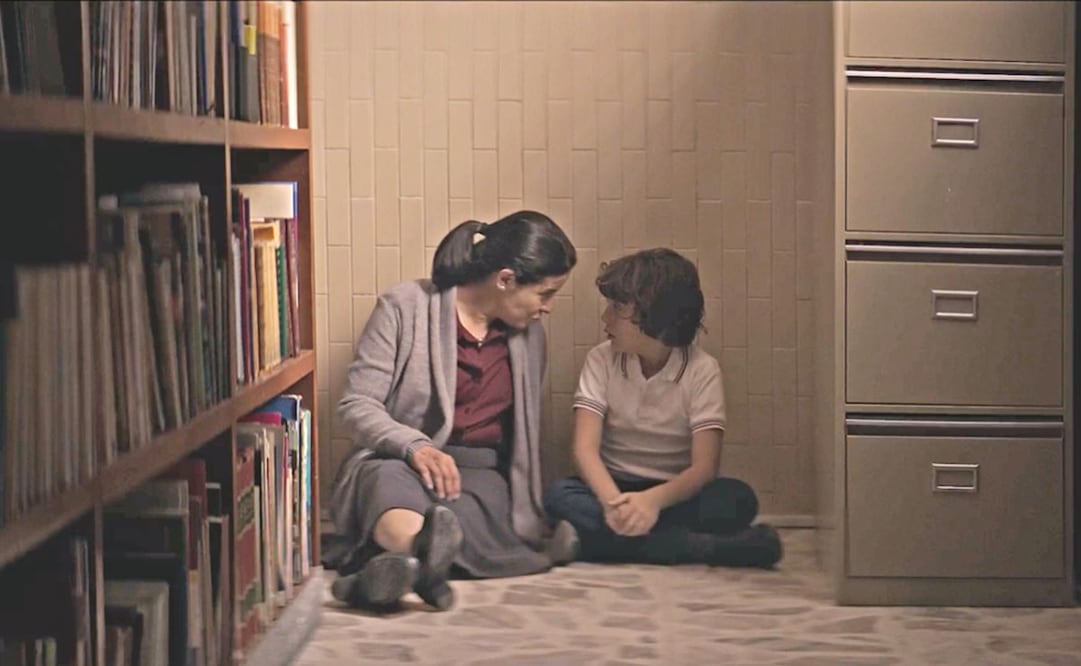  Arcelia es una profesora que ve en el hijo de otra mujer al que ella perdió. 