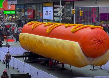 Un hot dog de 20 metros en Times Square desafía el capitalismo de Estados Unidos