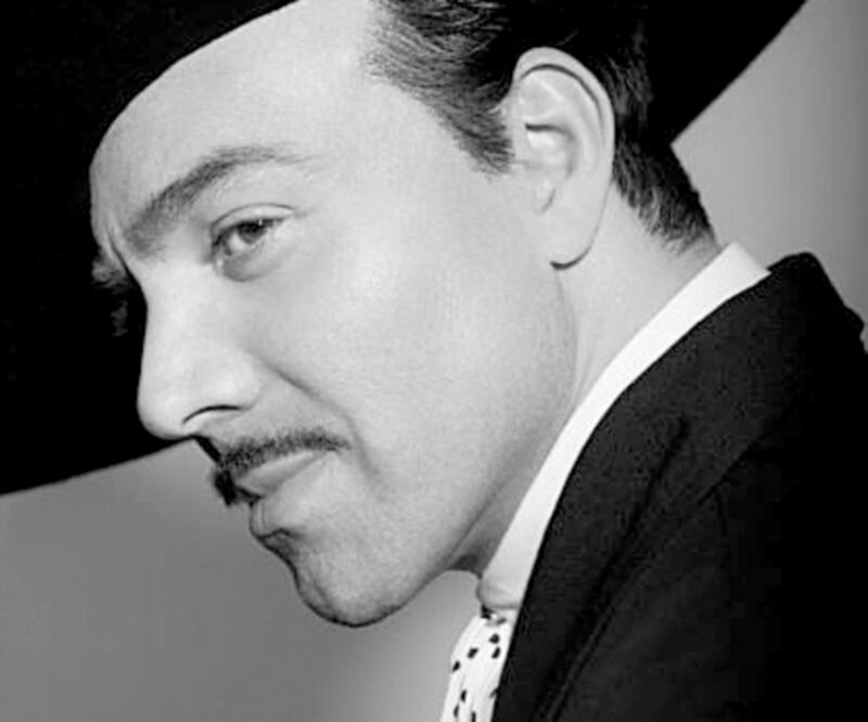 Omar Chaparro da vida a un imitador de Pedro Infante. FOTOS: NETFLIX Y ARCHIVO EL UNIVERSAL