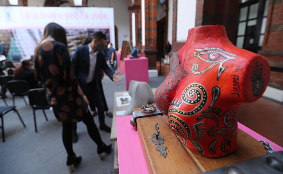 Se pusieron a la venta 17 figuras de barro con forma de bustos, los cuales fueron decorados por artistas plásticos Foto: Jorge Alvarado/EL UNIVERSAL