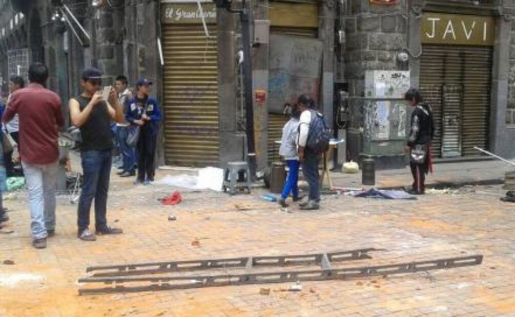 Policías y ambulantes se enfrentan en Puebla