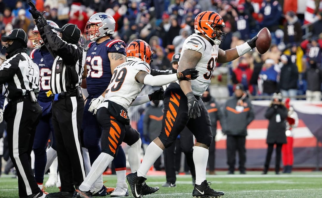 Cam Taylor-Britt y BJ Hill de los Cincinnati Bengals recuperando un fumble - FOTO: AFP