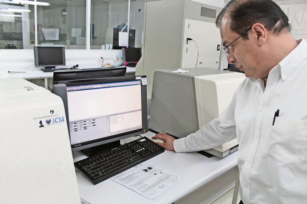 El experto Rafael Argüello Astorga dice que en el país hay apenas 10 laboratorios genéticos privados, como el suyo, en donde 50% de las muestras que les llevan han resultado equivocadas. (Foto: FRANCISCO RODRÍGUEZ)