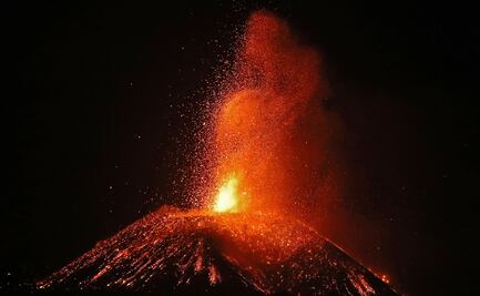 La lava del volcán engulle por completo una playa de la isla de La Palma