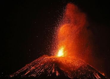 La lava del volcán engulle por completo una playa de la isla de La Palma