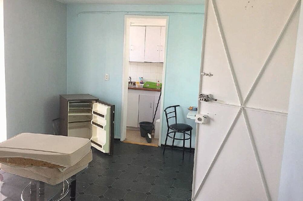 Los departamentos del edificio 49 de la calle Illinois, donde rescataron a 18 mujeres víctimas de trata, tienen una renta de 3 mil pesos a la semana (ESPECIAL)