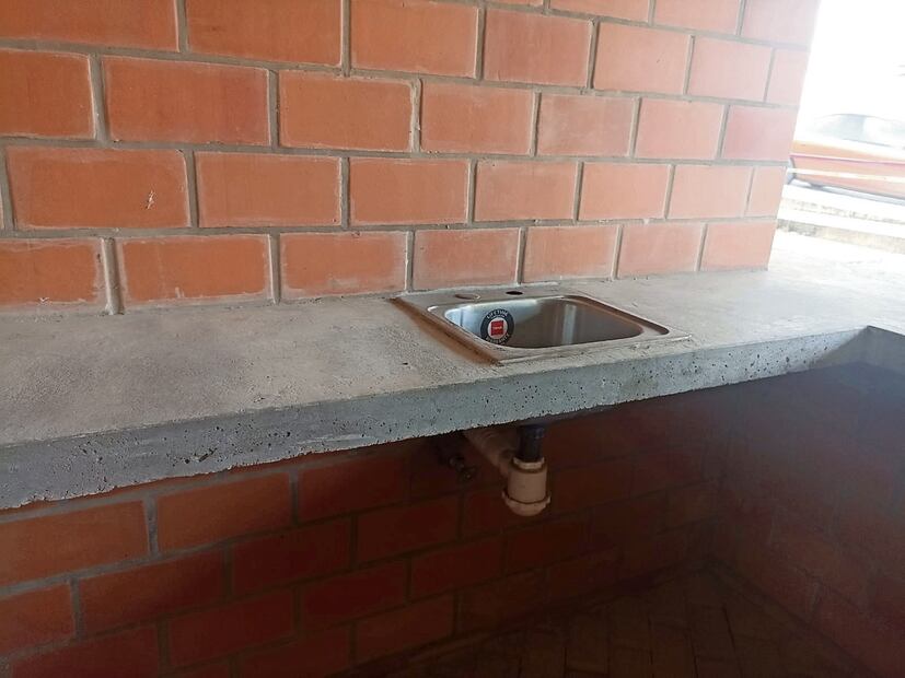 Los servicios de agua colocados en la remodelación no le dan servicio a alguien. Foto: Pedro Villa y Caña