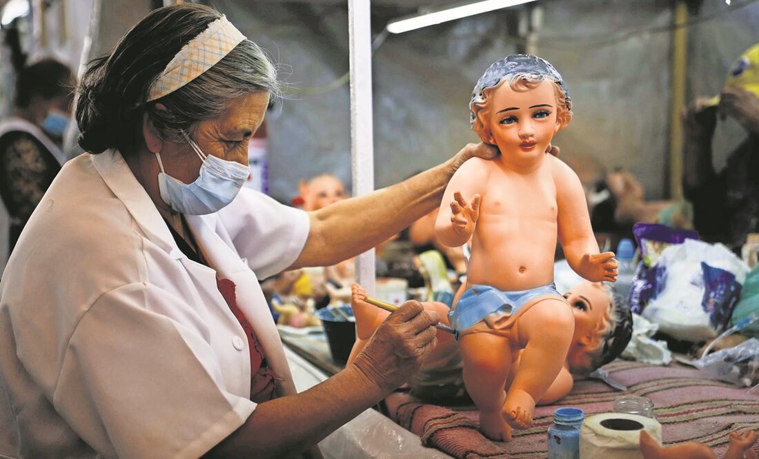 En las calles de Roldán y Manzanares de la Ciudad de México, los reparadores de Niños Dios vuelven a dar vida a las figurillas para la celebración. Foto: Diego Simón Sánchez. EL UNIVERSAL