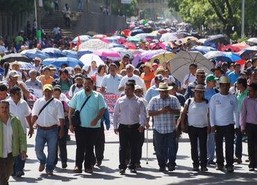 Policías y magisterio de Oaxaca riñen frente al Auditorio Guelaguetza