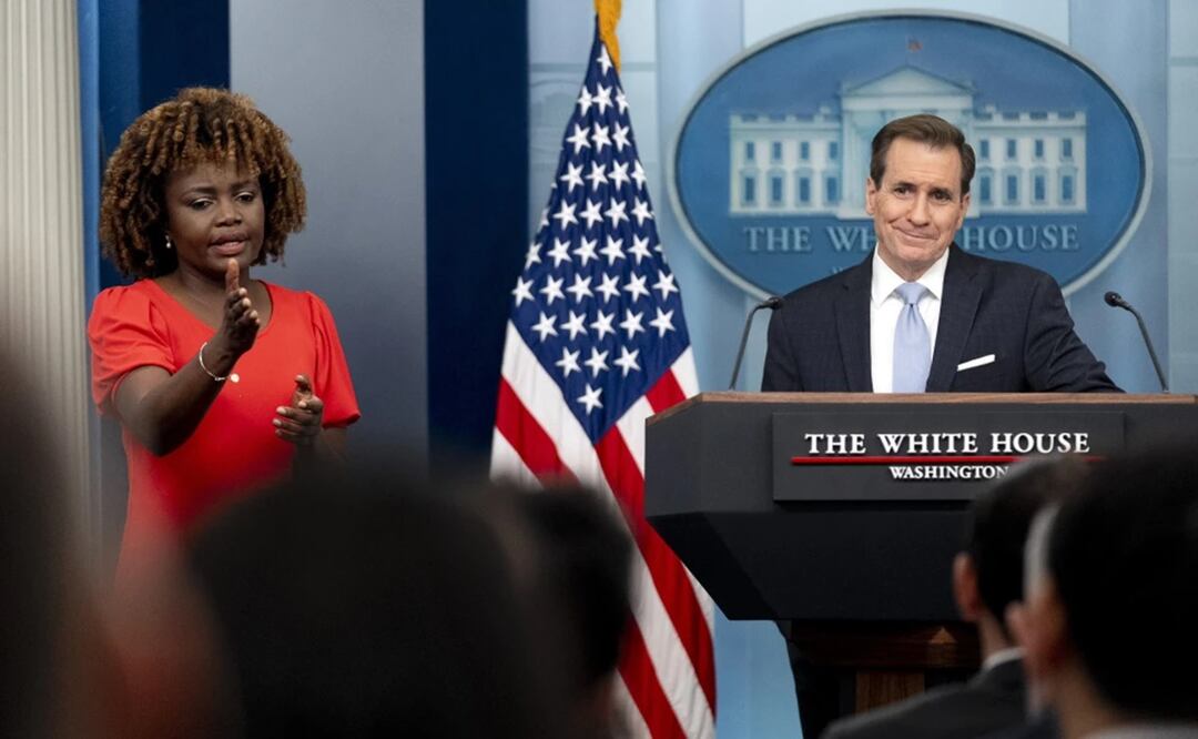 La secretaria de prensa de la Casa Blanca, Karine Jean-Pierre, izquierda, la da la palabra a un reportero durante una reunión con la prensa a la que acudió John Kirby, asesor de comunicaciones de seguridad nacional de la Casa Blanca. Foto: AP