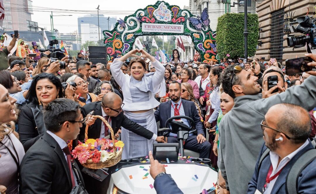 La jefa de Gobierno encabezó, a bordo de un carro de golf, la Caravana de la Capital de la Transformación, que inició en el Eje Central y 5 de Mayo hacia el Zócalo, donde la esperaban representantes de pueblos originarios. Foto: Yaretzy M. Osnaya / EL UNIVERSAL