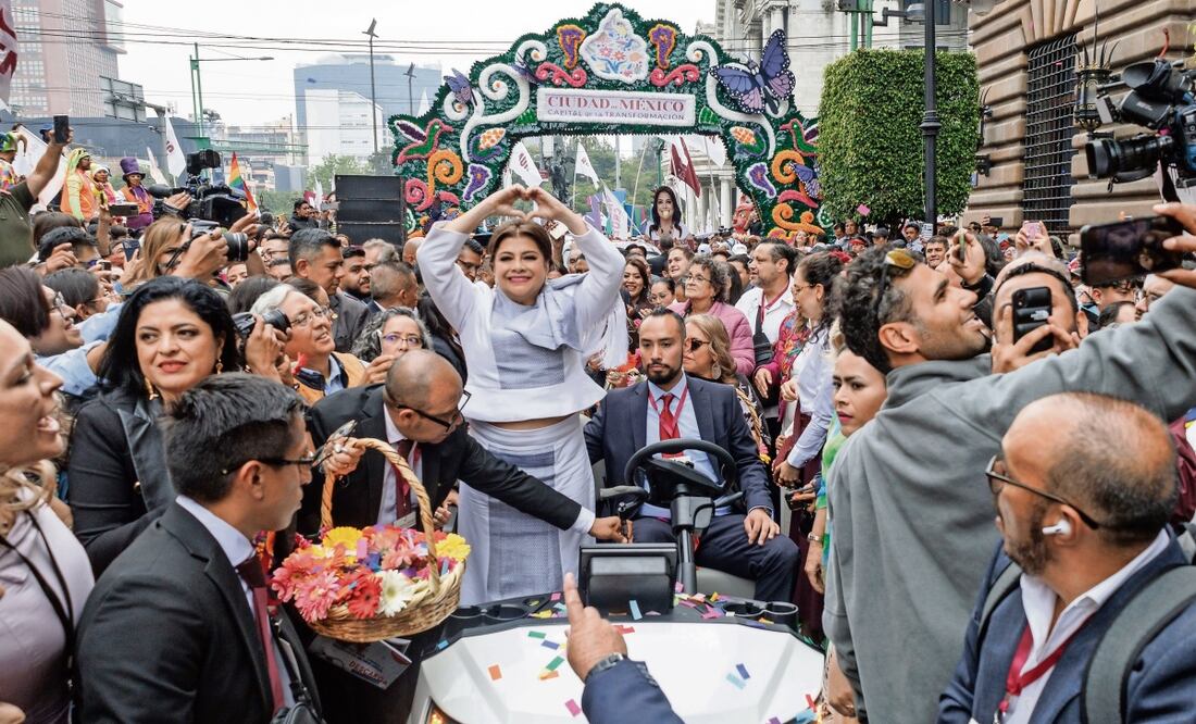 La jefa de Gobierno encabezó, a bordo de un carro de golf, la Caravana de la Capital de la Transformación, que inició en el Eje Central y 5 de Mayo hacia el Zócalo, donde la esperaban representantes de pueblos originarios. Foto: Yaretzy M. Osnaya / EL UNIVERSAL