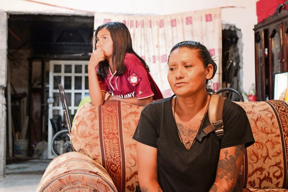 La señora Lorena Sánchez y su hija Leticia recuerdan a Kimberly como una joven sin maldad, que quería entrar a la Marina. Foto: Francisco Rodríguez | El universal