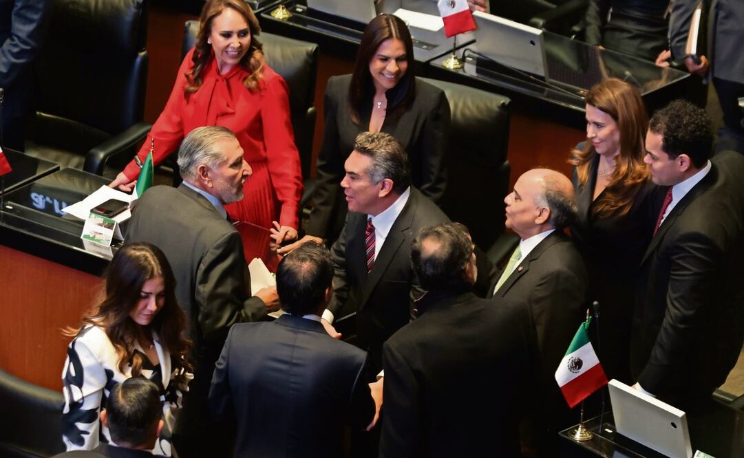 El líder de la bancada de Morena, Adán Augusto López, saludó a Alito Moreno, del grupo parlamentario del PRI, durante la instalación ayer del Senado. Foto: Carlos Mejía | El Universal