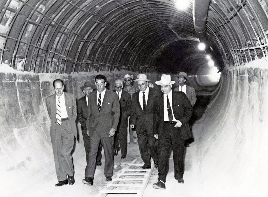 En 1960, el regente Ernesto P. Uruchurtu en la revisión de una amplia obra en el entonces Distrito Federal. Foto: Archivo / EL UNIVERSAL