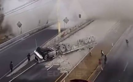 VIDEO: Así volcó tráiler cargado de cemento en la carretera México-Veracruz, a la altura de Texcoco