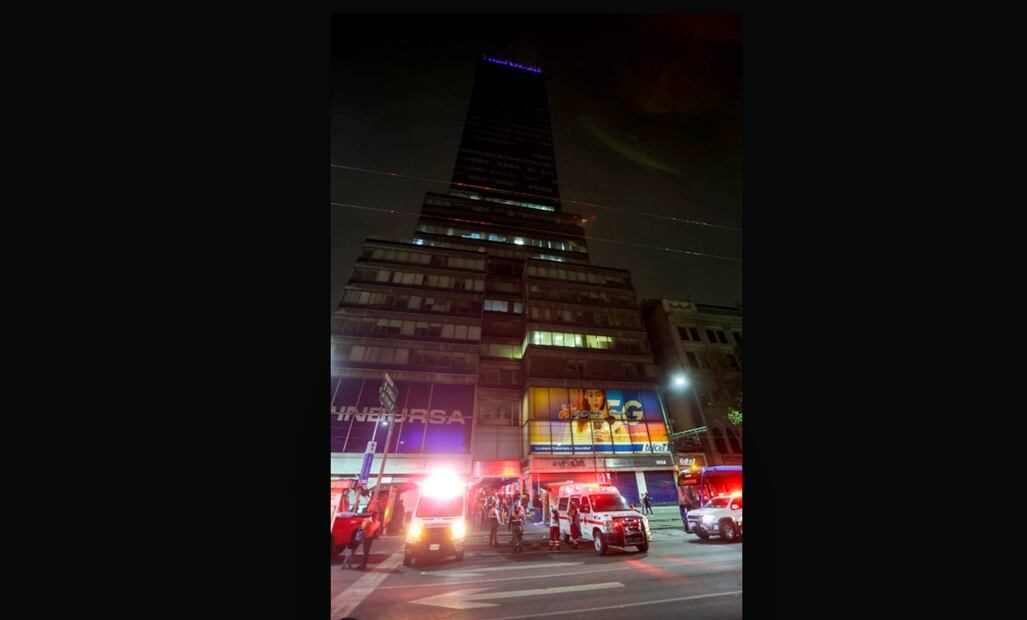 Servicios de emergencia acudieron a la Torre Latinoamericana, en la Ciudad de México, para rescatar a 12 personas que quedaron atrapadas en un elevador, el 30 de mayo de 2025. Foto: Francisco Rodríguez/EL UNIVERSAL