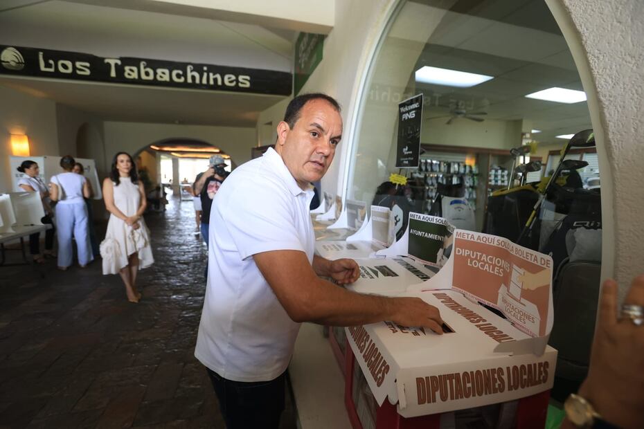 El exgobernador de Morelos y aspirante a diputado plurinominal por Morena, Cuauhtémoc Blanco, emitió su voto en la casilla ubicada en el fraccionamiento Tabachines, en Cuernavaca. Foto: Gabriel Pano / EL UNIVERSAL