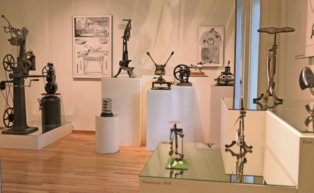 Maquinaria antigua, impresoras de aire, ruecas, hiladoras, relojes, péndulos, pesacartas y básculas congrega la muestra Sinsentido. Foto: MODO