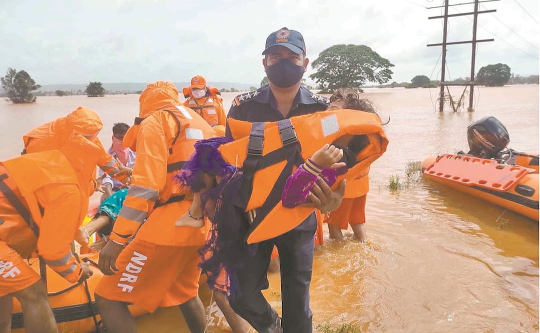 Rescatistas auxilian a la población de las zonas inundadas, en Balinge, en el estado indio de Maharashtra. Foto: EFE