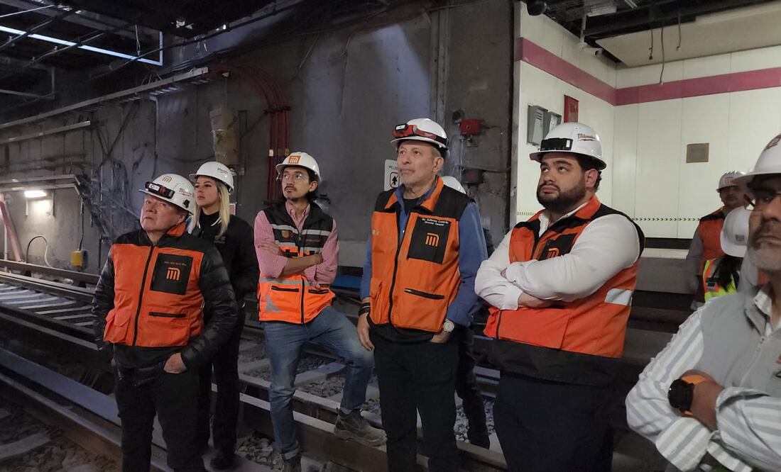 Juan Pablo de Botton Falcón (der), Secretario de Administración y Finanzas; Héctor García Nieto (izq), Secretario de Movilidad; y Guillermo Calderón Aguilera (centro), Director General del Metro; supervisaron los avances en el tramo Sevilla-Chapultepec, de la Línea 1 del Metro. (Foto: especial)