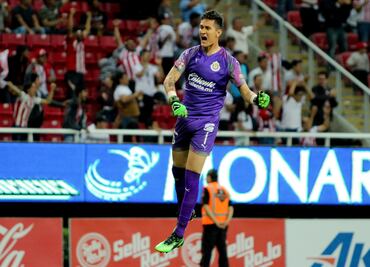 Raúl Gudiño regresa a la titularidad con Chivas