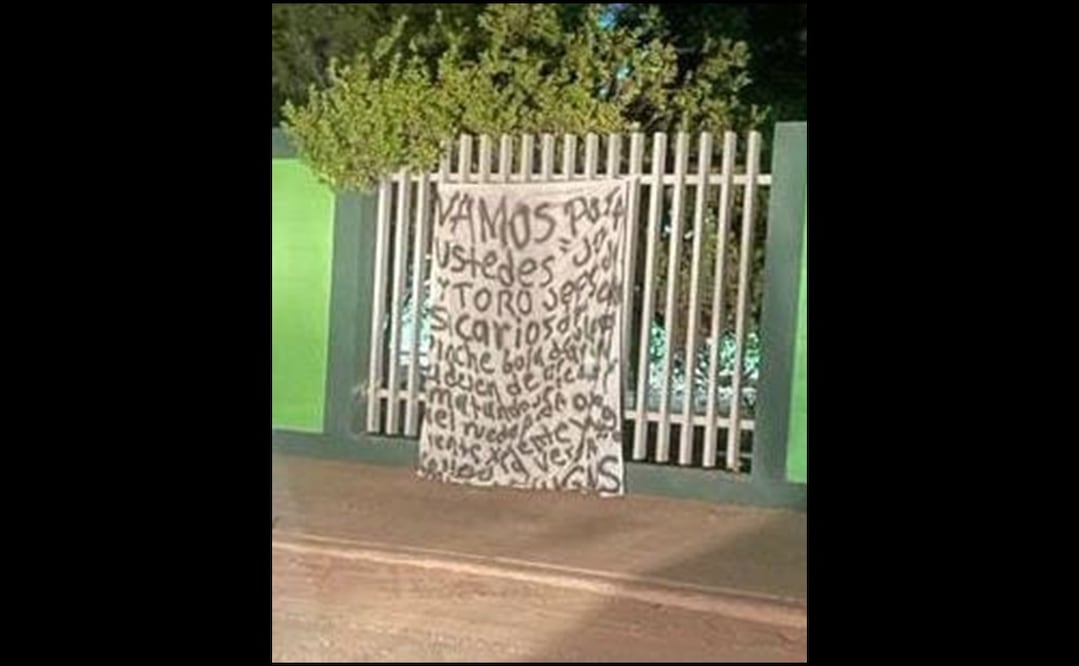En redes sociales se ha difundido una manta con un mensaje poco legible pero que provocó crisis en los alumnos. Foto: Especial