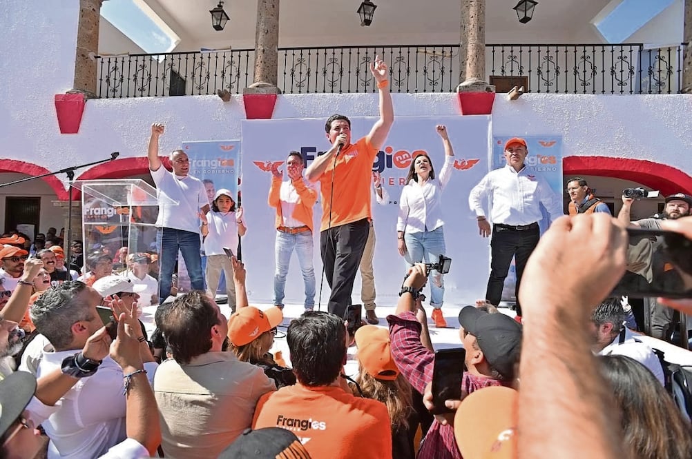 Ante miles de militantes y simpatizantes el aspirante presidencial de MC aseguró que México se pintará de naranja en 2024. Foto: Especial