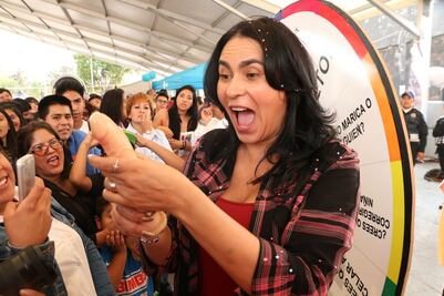 Dione Anguiano da clases de sexualidad