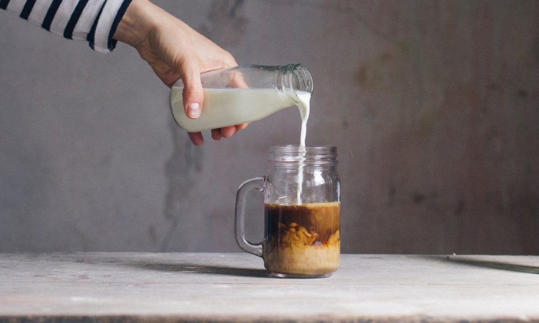 Esto le pasa a tu cuerpo si tomas café con leche diario. Foto: Alberto Bogo / Unsplash