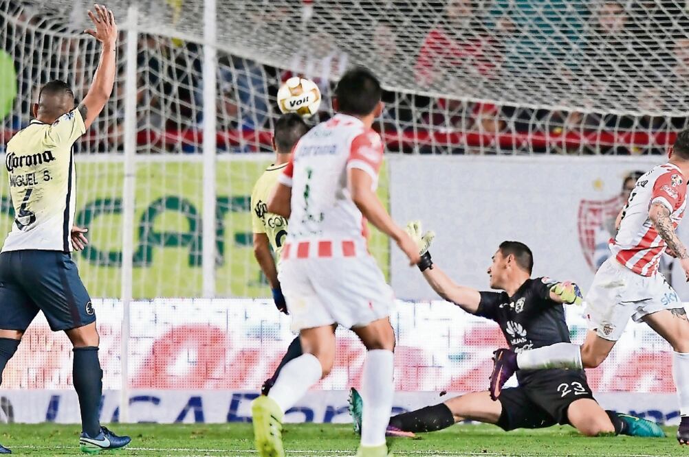 En una jugada de fantasía Luis Gallegos bombeó el balón y Moisés Muñoz nada pudo hacer para evitar que entrara (FOTOS: ETZEL ESPINOSA. IMAGO7)
