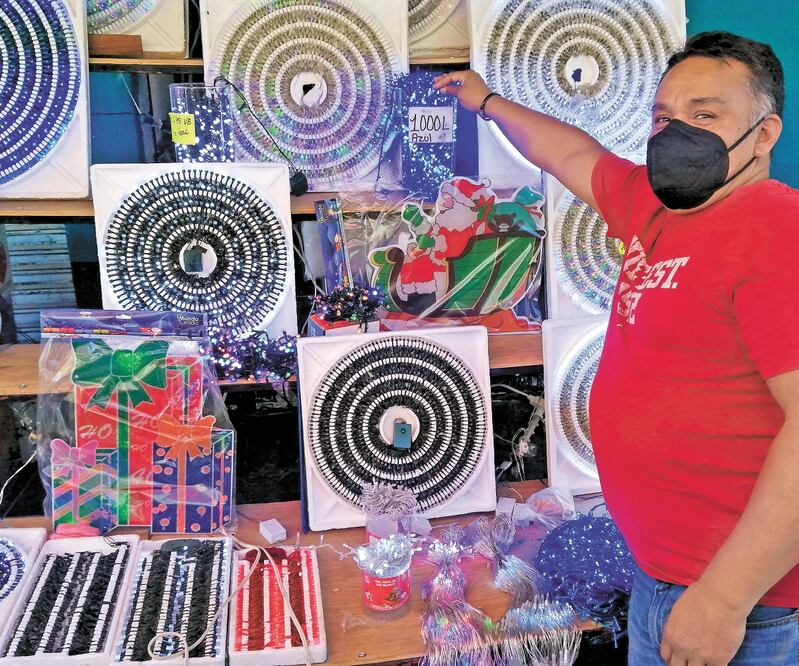 Pepe lleva 20 años vendie ndo en Las Vías. Asegura que el flujo de gente de este año no se compara con los anteriores. FOTOS: CARLOS MEJÍA. EL UNIVERSAL