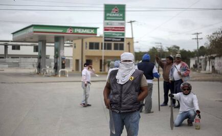 Mexican police use rubber bullets, free border rail crossing