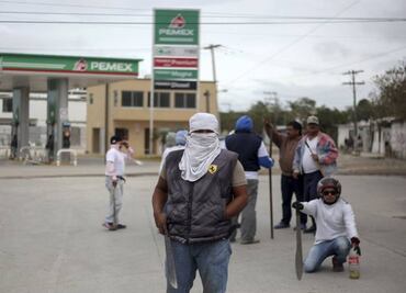 Mexican police use rubber bullets, free border rail crossing