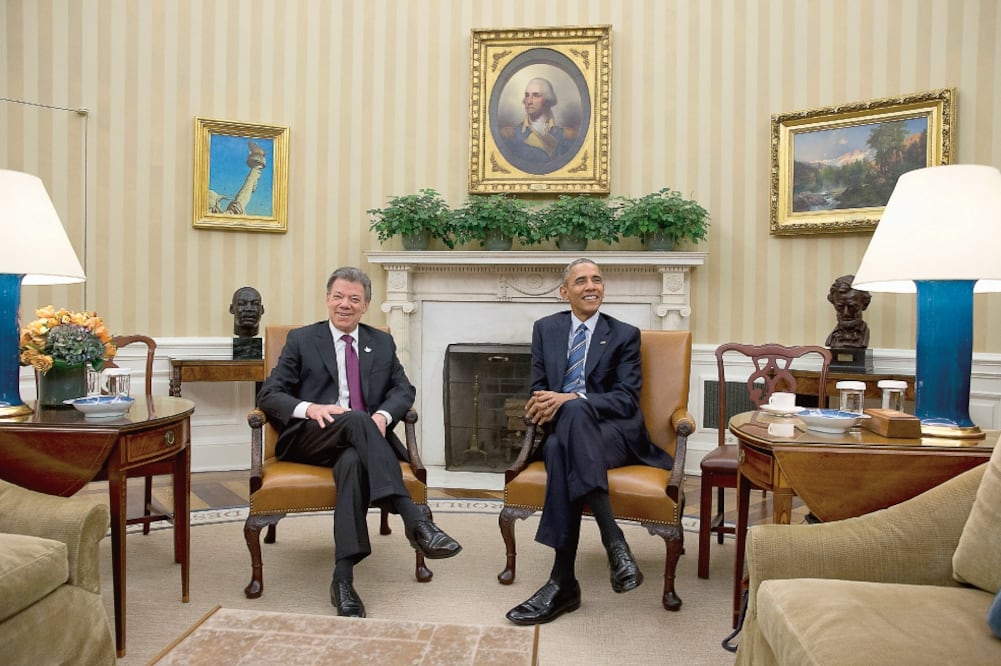 El presidente Barack Obama (der.) recibió ayer en la Oficina Oval de la Casa Blanca a su homólogo colombiano, Juan Manuel Santos, para celebrar los 15 años de la implementación del Plan Colombia contra las drogas (CAROLYN KASTER. AP)