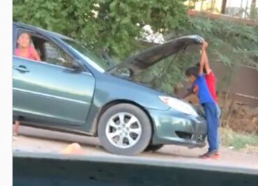 En Video: Niños roban auto, se bajan a repararlo y continúan con su huida