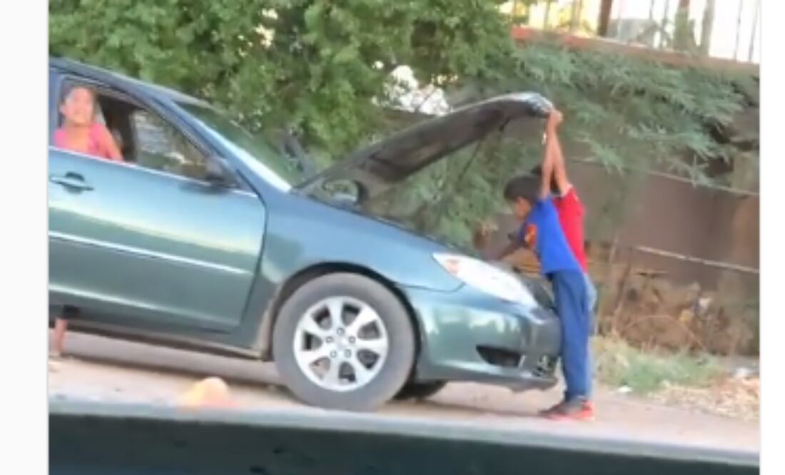 En Video: Niños roban auto, se bajan a repararlo y continúan con su huida
