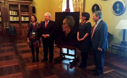 Cuelgan retrato de Gabriela Mistral en el templo de los libros