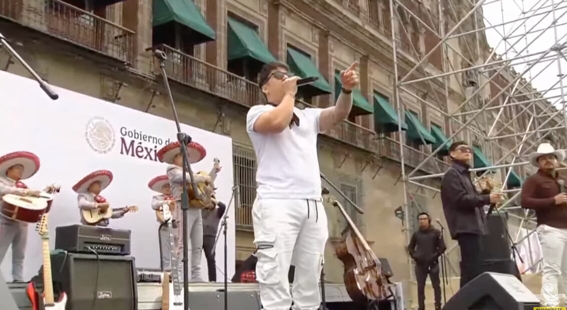 Ellos son "Legado de Grandeza", grupo musical que amenizó el informe de Claudia Sheinbaum. Foto: Captura de pantalla