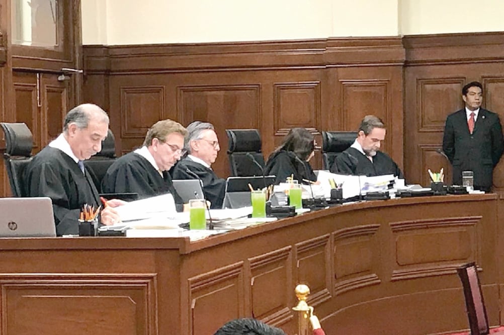 Aunque seis de los 11 ministros declararon inconstitucional la revocación, no reunieron la mayoría requerida para eliminarla de la Carta Magna capitalina (ESPECIAL)