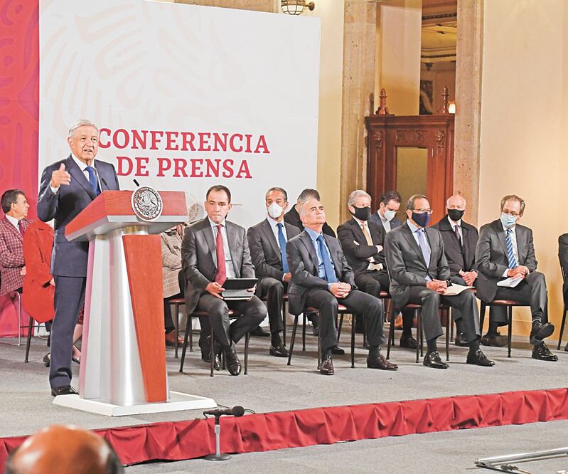 El presidente Andrés Manuel López Obrador acompañado por miembros de su gabinete y empresarios, durante el anuncio. Foto: ARMANDO MARTÍNEZ. EL UNIVERSAL