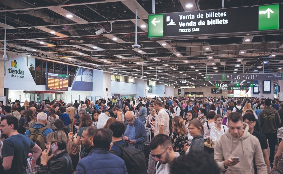 Pasajeros esperan antes de subir a su tren en la estación de Santa de Barcelona, un día después de un apagón masivo. Foto: de Josep LAGO. AFP