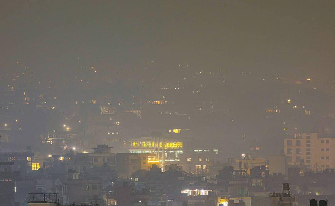 Una capa de contaminación cubre el valle de Katmandú, en Nepal. Los indicadores han alcanzado niveles peligrosos en los últimos días. Foto: Narendra Shrestha. EFE