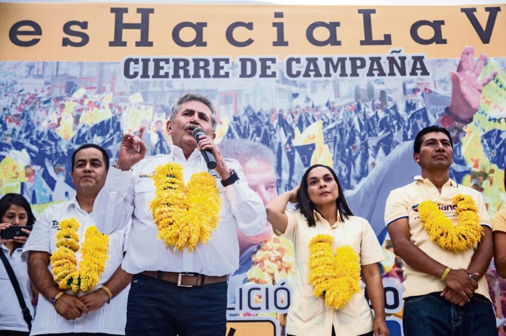 El candidato de la alianza PRD-PAN, acompañado de Beatriz Mojica en su cierre de campaña, dijo que los “corruptos no pasarán” (GERMÁN ESPINOSA. EL UNIVERSAL)