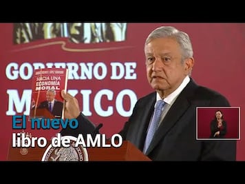 AMLO presume su libro sobre economía
