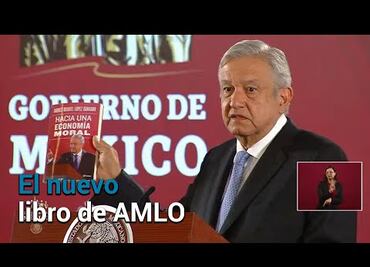 AMLO presume su libro sobre economía