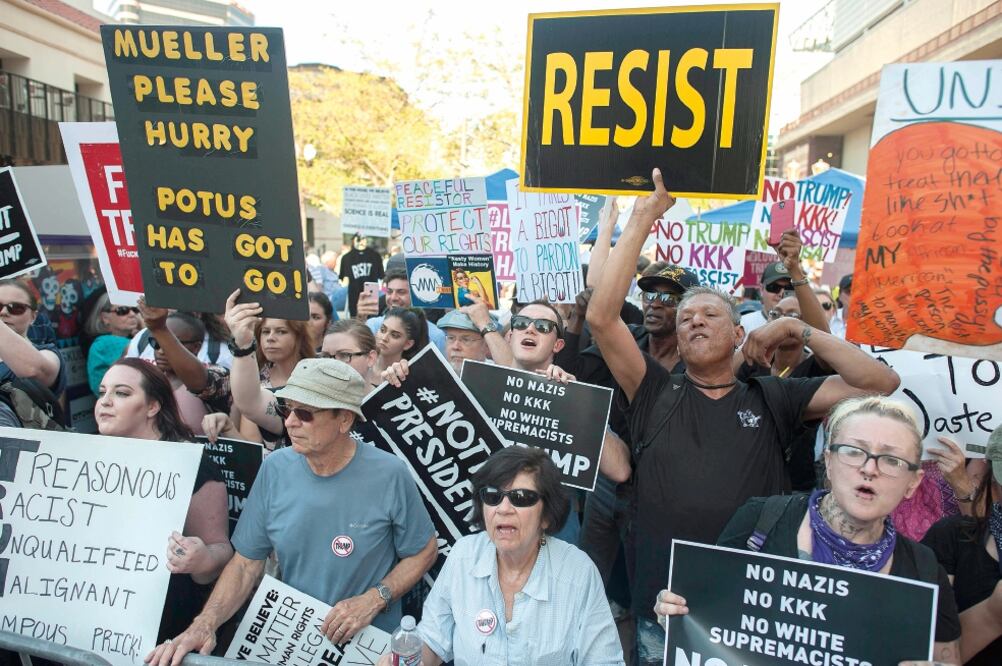 Cientos de personas se manifestaron ayer en Phoenix, Arizona, contra las políticas y la presencia de Donald Trump en esa ciudad. (LAURA SEGALL. AFP)